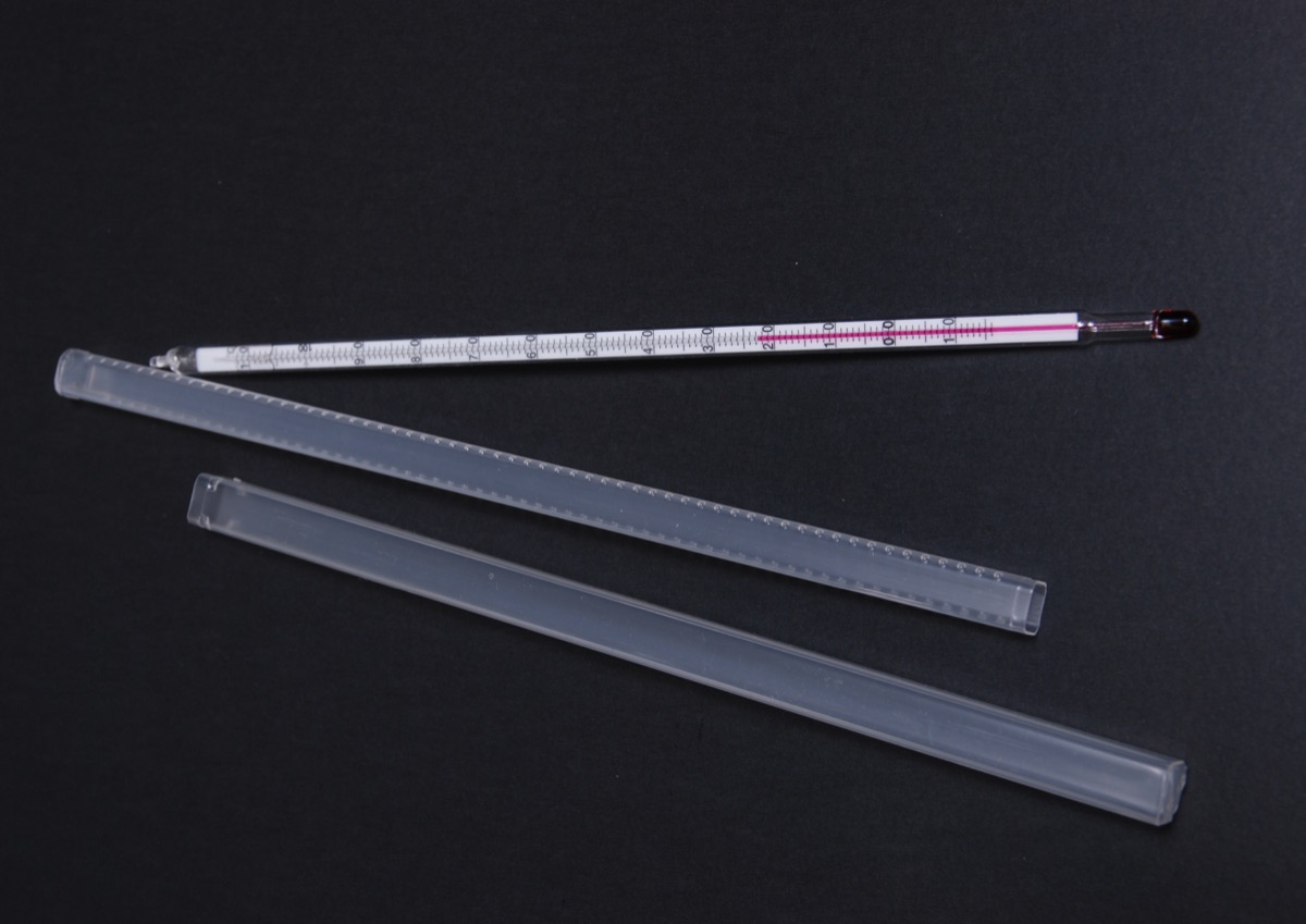 Een glazen vloeistofthermometer met schaalverdeling