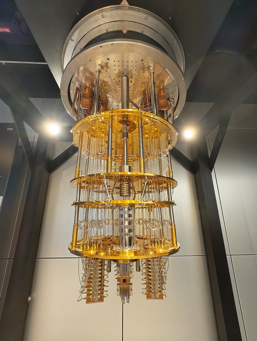 IBM Quantum System One: de kwantumchip zit in de cilinder, in een koelkast en een glazen kubus met afscherming