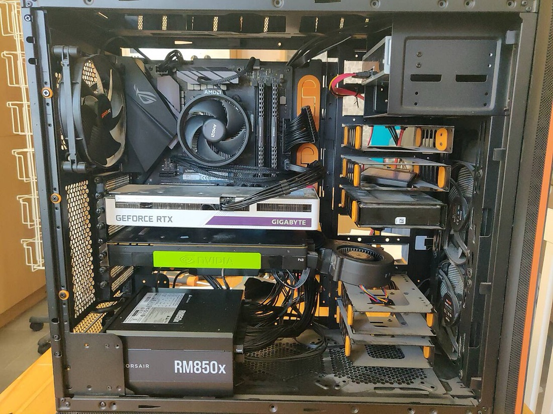 Binnenkant van een moderne pc: moederbord, processorkoeler, grafische kaart, voeding en kabels