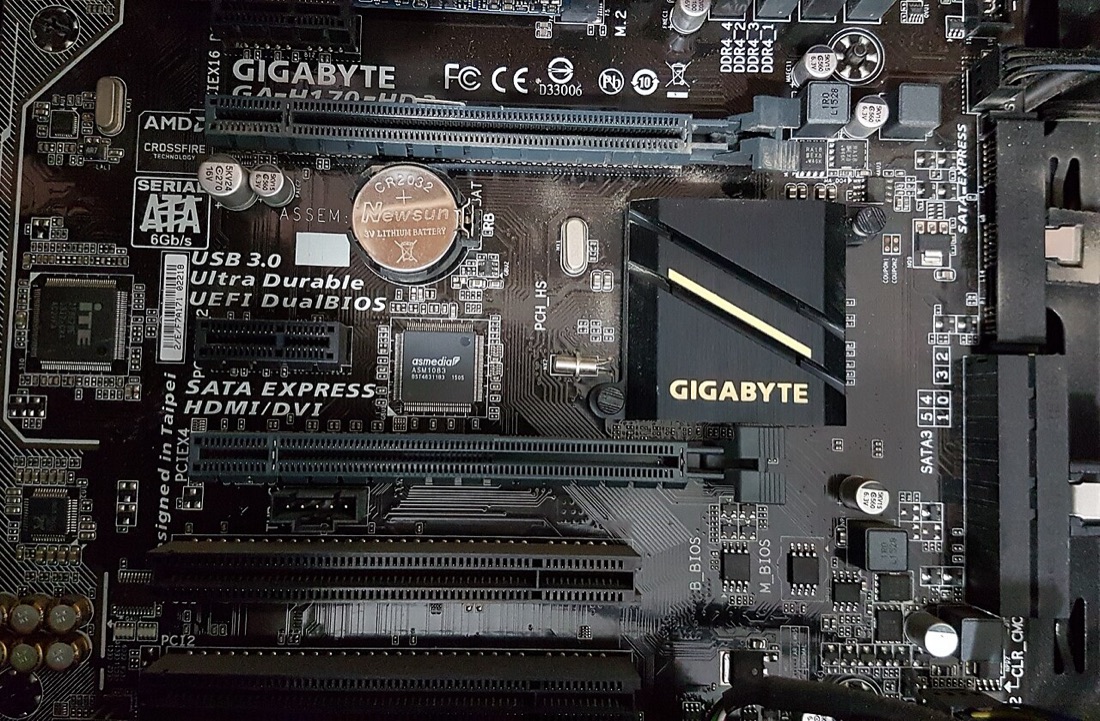 Op dit moederbord zie je PCIe-sleuven van verschillende lengtes (x1, x4 en x16) naast de chipset